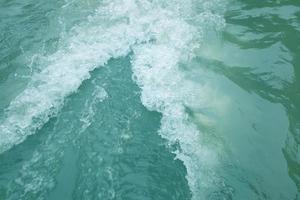 desfocar aquarela azul turva na piscina ondulada fundo de detalhes de água. respingos de água, fundo de spray de água. foto