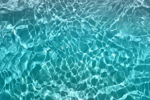 desfocar aquarela azul turva na piscina ondulada fundo de detalhes de água. respingos de água, fundo de spray de água. foto