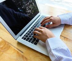 trabalhadora de escritório está digitando teclado, tecnologia de negócios e conceito de educação foto