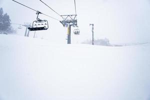 gala yuzawa, japão - 14 de dezembro de 2018. céu de teleférico na montanha de neve foto