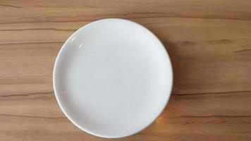 prato de comida branca na mesa de madeira foto