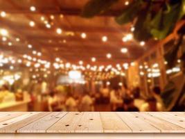 tampo de mesa de madeira vazio com café borrado ou fundo interior do restaurante foto