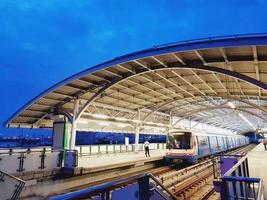 bangkok, tailândia - 22 de agosto de 2018 cena de muitos passageiros do bts skytrain esperando atrás da linha amarela no chão foto