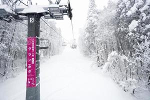 gala yuzawa, japão - 14 de dezembro de 2018. céu de teleférico na montanha de neve foto