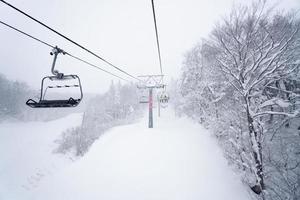 gala yuzawa, japão - 14 de dezembro de 2018. céu de teleférico na montanha de neve foto