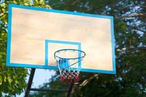 uma cesta de basquete por árvores foto