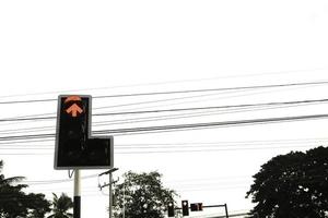 no cruzamento, as luzes verde e vermelha são um sinal de seguir em frente ou virar à esquerda e branco - ou parar de dirigir. tenha cuidado e respeite as regras de trânsito. foto