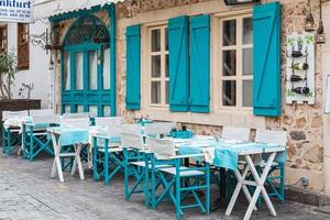 antalya turquia 20 de fevereiro de 2022fotografia atmosférica de verão. mesas de madeira decoradas com guardanapos azuis. café de rua aberta em estilo marinho foto