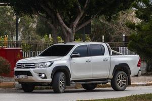 lado peru 20 de fevereiro de 2022 branco toyota hilux estacionado na rua em um dia quente de verão contra o pano de fundo do parque foto