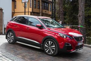 antalya turquia 20 de fevereiro de 2022 peugeot 3008 vermelho está estacionado na rua em um dia quente foto