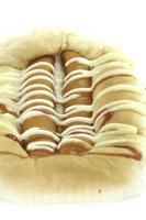 salpicado de pão-queijo-maionese-leite em cachorro-quente-fresco e fresco todos os dias em um delicioso café de padaria - sobre fundo branco foto