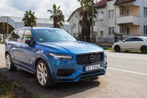 side turkey 28 de fevereiro de 2022 azul volvo xc90 está estacionado na rua em um dia quente foto