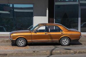 side turkey 01 de março de 2022 laranja ford granada estacionado na rua em um dia quente foto