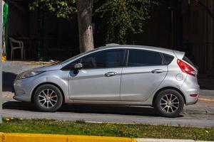 side turkey 01 de março de 2022 silver ford fiesta está estacionado na rua em um dia quente foto