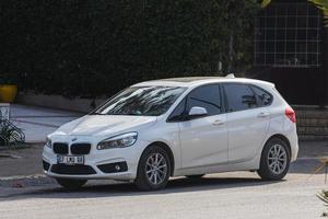 side turkey 18 de fevereiro de 2022 branco bmw 2 series está estacionado na rua em um dia quente foto