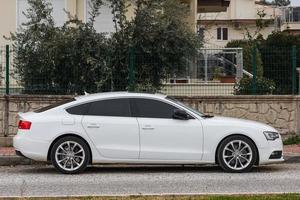 side turkey 20 de fevereiro de 2022 white audi a5 está estacionado na rua em um dia quente de outono foto