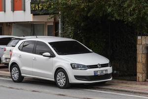 side turkey 20 de fevereiro de 2022 volkswagen polo branco está estacionado na rua em um dia quente contra o pano de fundo das lojas foto