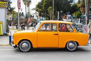 antalya turquia 20 de fevereiro de 2022 carro amarelo vintage trabant 601s no fundo de uma rua da cidade, vista frontal. foto