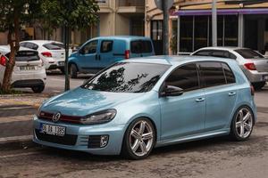 side turkey 04 de março de 2022 azul volkswagen golf está estacionado na rua em um dia de verão foto