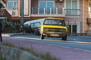 side turkey 20 de fevereiro de 2022 carro amarelo retrô antigo dirigindo na estrada foto