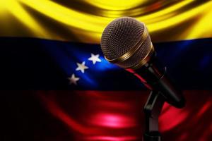 microfone no fundo da bandeira nacional da venezuela, ilustração 3d realista. prêmio de música, karaokê, rádio e equipamentos de som de estúdio de gravação