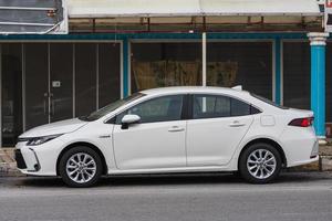 side turkey 20 de fevereiro de 2022 renault megane branco está estacionado na rua em um dia quente de verão contra o pano de fundo do edifício, cerca foto