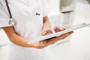 seção intermediária da médica usando tablet digital