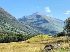 uma vista das terras altas da Escócia com ben nevis ao fundo foto