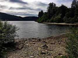 uma vista do lago vyrnwy em meados de gales foto