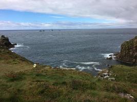 uma vista do mar em terras terminam em cornwall foto