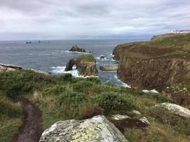 uma vista do mar em terras terminam em cornwall foto