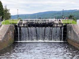 uma vista de uma fechadura em fort augustus na escócia foto