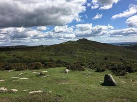 uma vista do parque nacional de dartmoor em devon a partir do cume foto