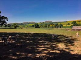 uma vista da zona rural de shropshire perto da igreja stretton foto