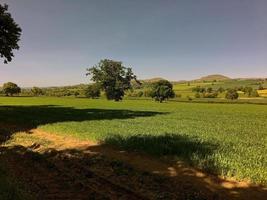 uma vista da zona rural de shropshire perto da igreja stretton foto