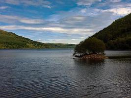 uma vista do lago vyrnwy em meados de gales foto