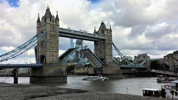 uma vista da ponte da torre em londres com abertura da ponte levadiça foto