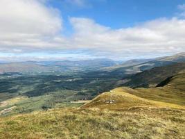 uma vista da paisagem rural da Escócia a partir do topo da cordilheira de Nevis foto
