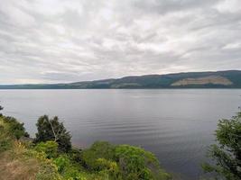 vista do lago ness na escócia foto