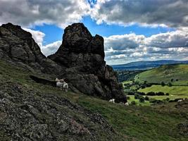 uma vista das colinas de caradoc em shropshire foto