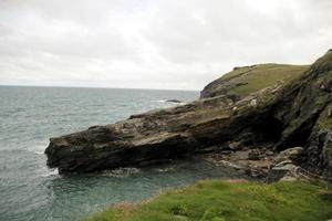 uma vista de tintagel na Cornualha foto