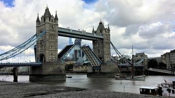 uma vista da ponte da torre em londres com abertura da ponte levadiça foto