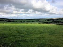 uma vista de boscastle em cornwall em uma manhã molhada foto