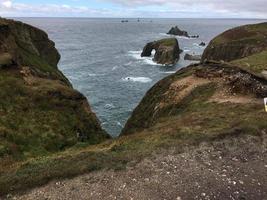 uma vista do mar em terras terminam em cornwall foto