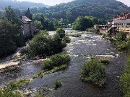 uma vista do rio dee em llangollen foto