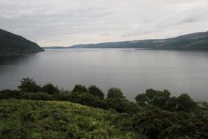 vista do lago ness na escócia foto