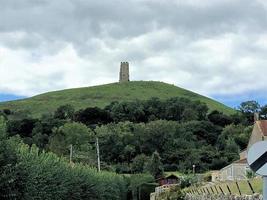 uma vista do tor de glastonbury em uma colina foto