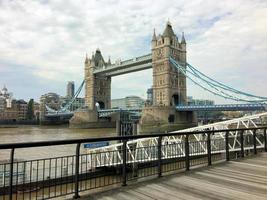 uma vista da ponte da torre em londres foto