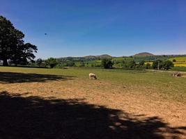 uma vista da zona rural de shropshire perto da igreja stretton foto