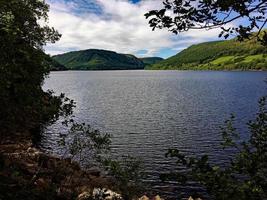 uma vista do lago vyrnwy em meados de gales foto